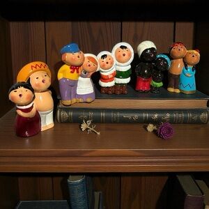 It's a Small World Worlds Fair 1964 Set 6 Figurines  (5) Vintage